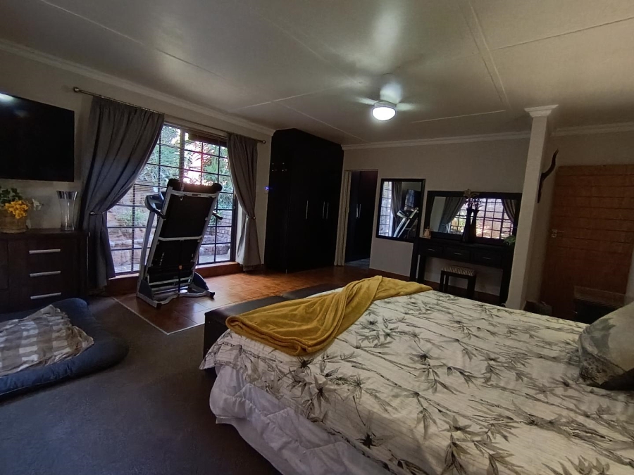 5 Bedroom Property for Sale in Langenhovenpark Free State